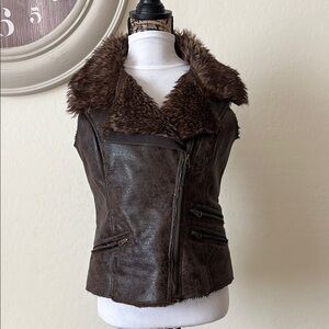 2B Bebe Brown  Vest with faux Fur Collar. M